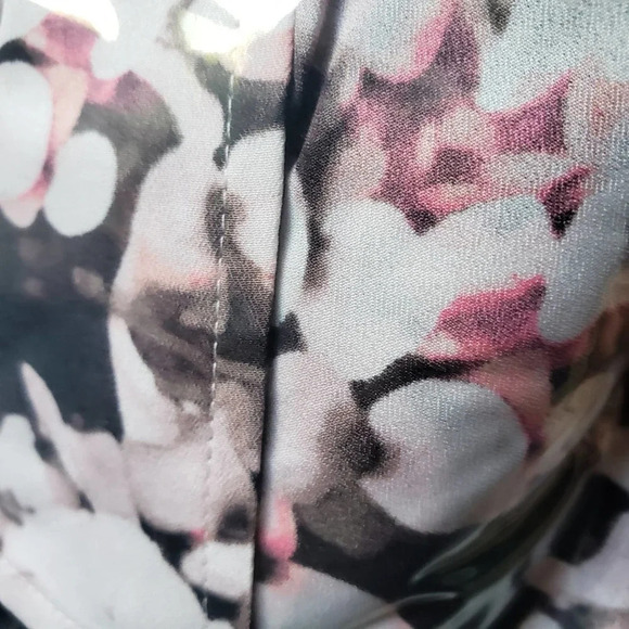 Floral Button Down Blouse / Monochrome / Black & Pink / Size Large - Picture 8 of 8